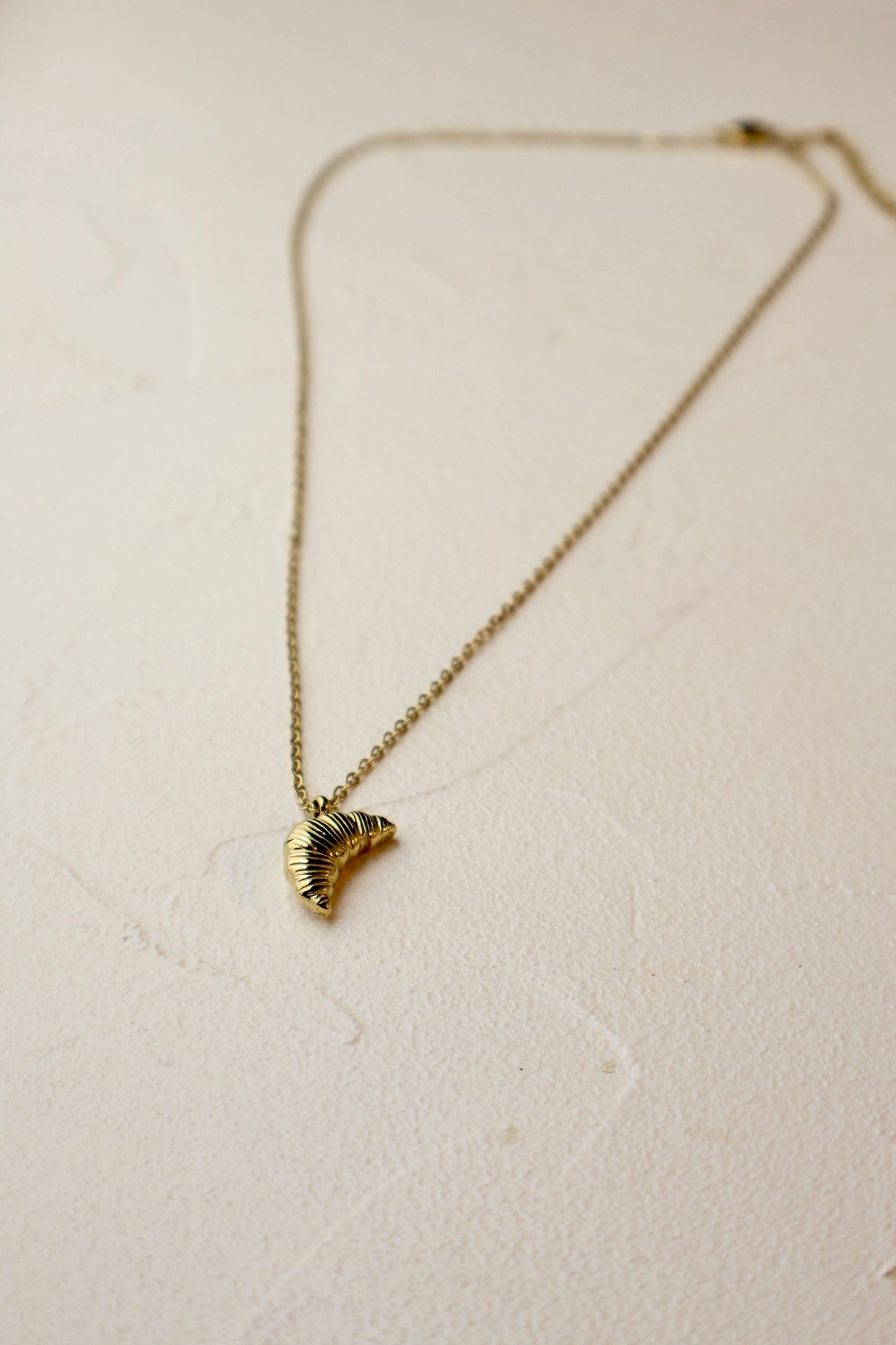 CROISSANT NECKLACE